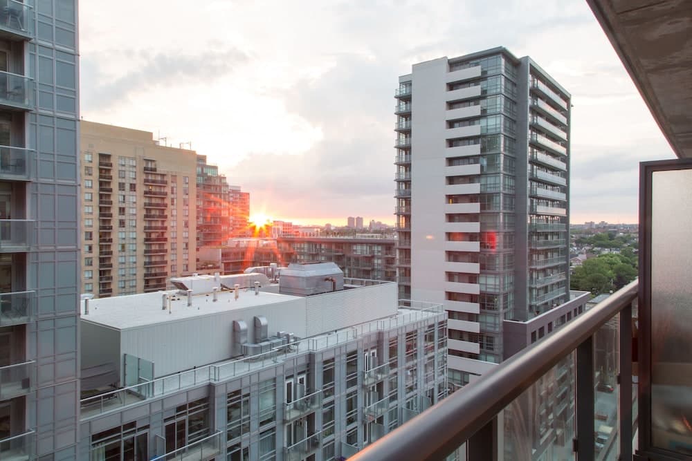 Toronto Queen Suites