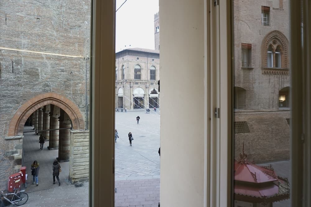 Casa Isolani Piazza Maggiore 1.0