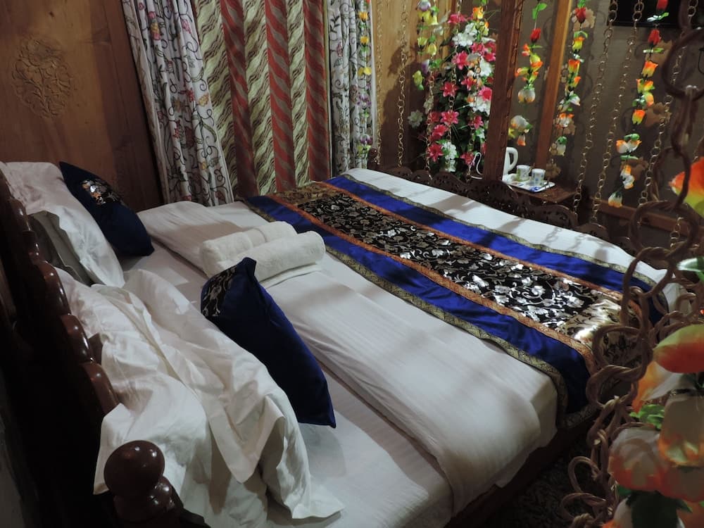 Young Bombay Group Of Houseboats