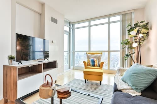 Vibrant Urban Condo 2Bed 2Bath