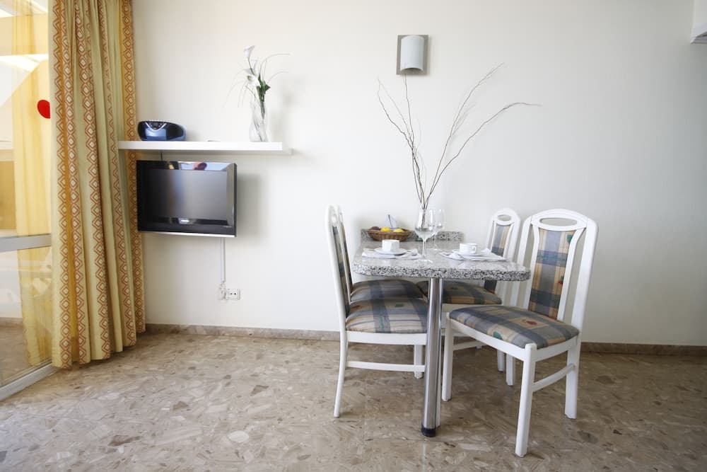 Odada yemek servisi