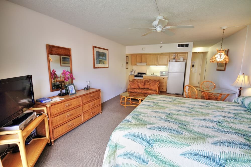 Royal Kahana #319 Studio Bedroom Condo by RedAwning
