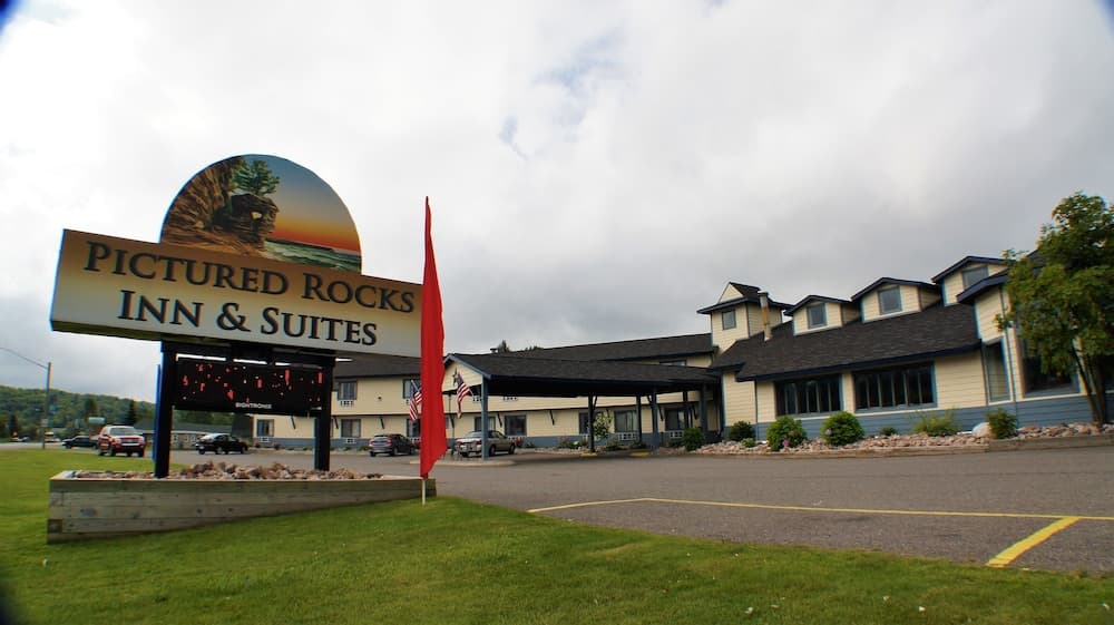 Pictured Rocks Inn & Suites