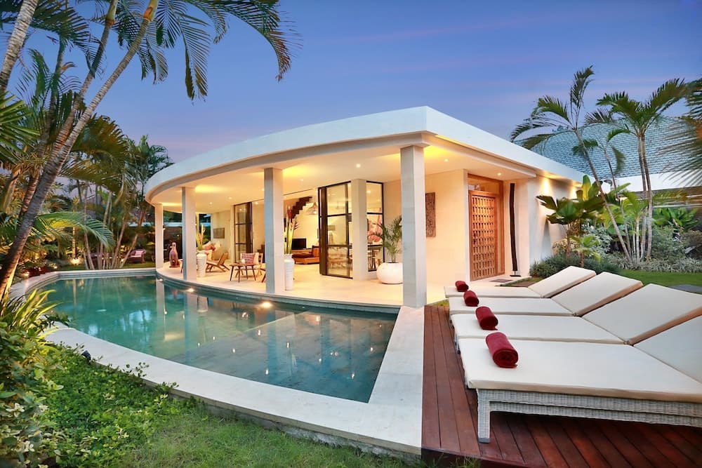 Seminyak White Design Villa