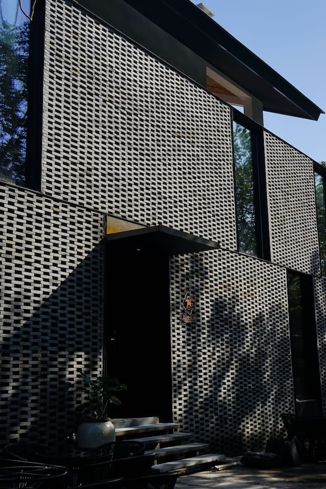 Seclusive Life in Jiangnan •Canal Yard