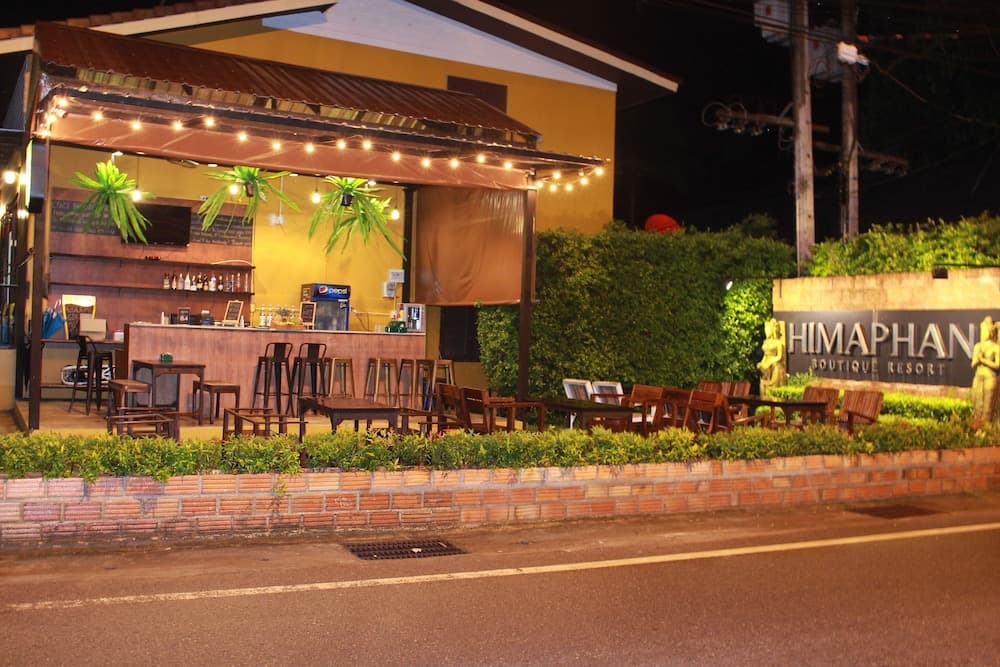 Konaklama yerinin ön cephesi - akşam/gece