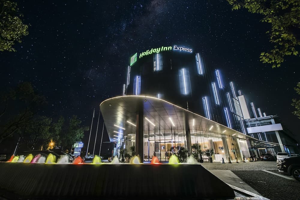 Holiday Inn Express Shanghai Songjiang Fangta by IHG