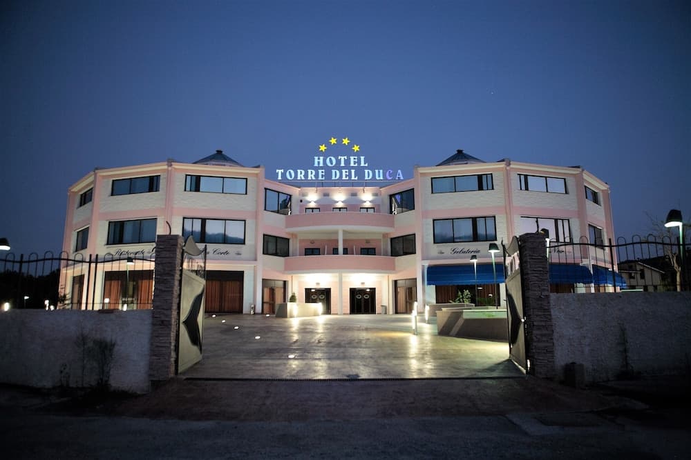 Konaklama yerinin ön cephesi - akşam/gece