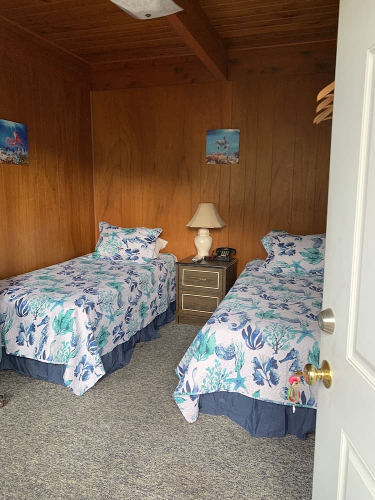 Curley's Resort & Dive Center