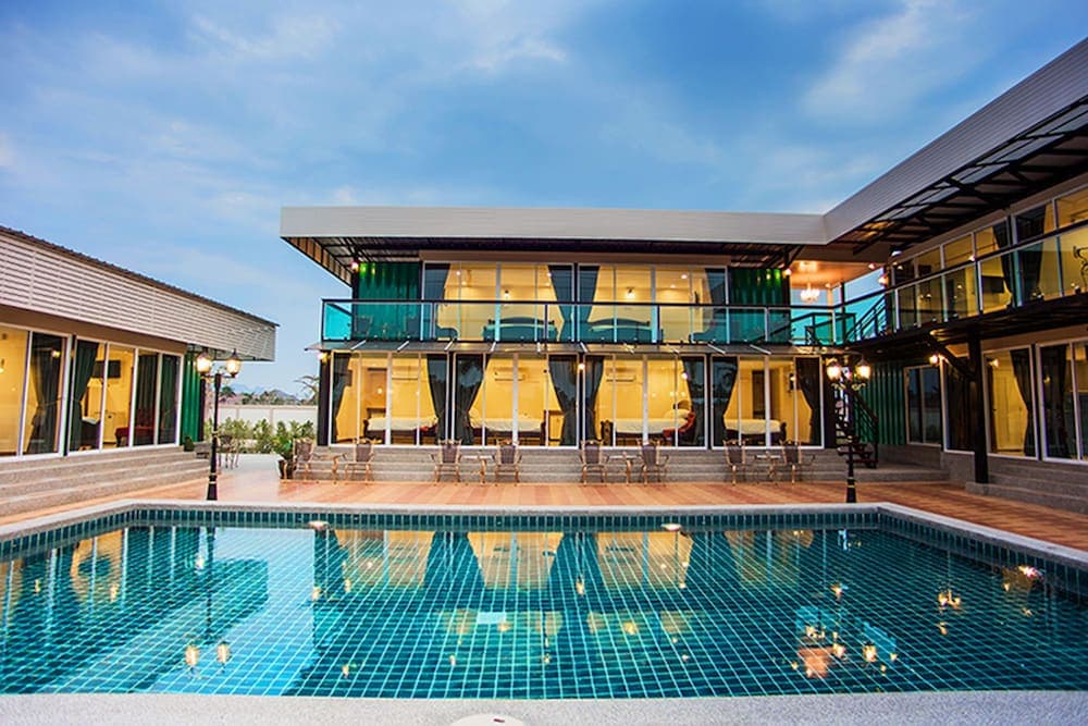Royal Graces Pool Villas