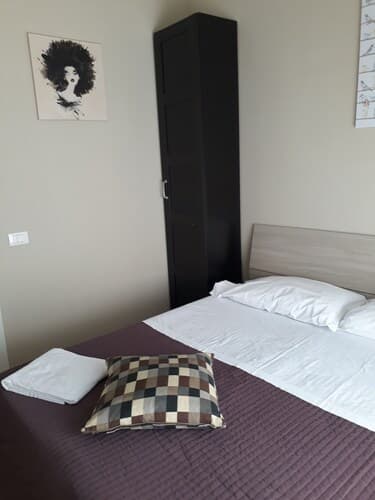 48 airport budget rooms