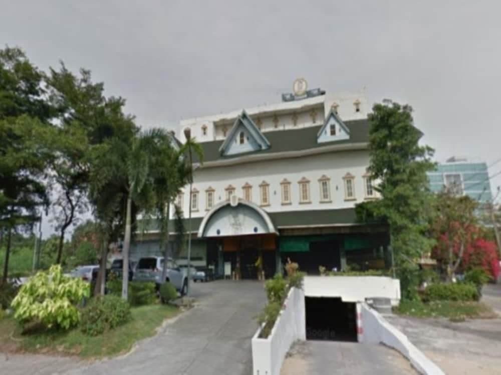 13 Coins Ngamwongwan Hotel