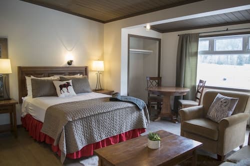 Yamnuska Suites