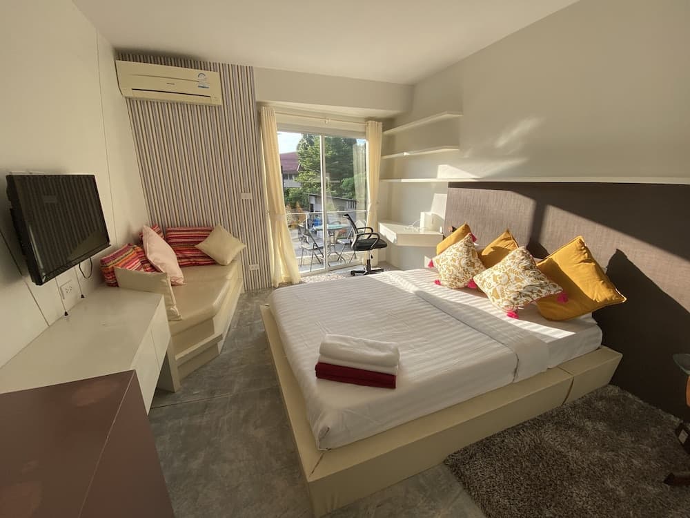 Condo Studio B at Replay E305