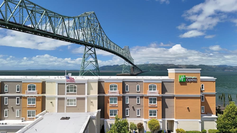 Holiday Inn Express And Suites Astoria by IHG