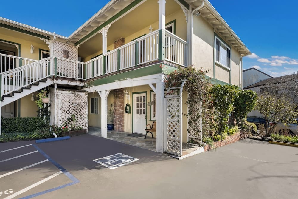 Carmel Inn And Suites