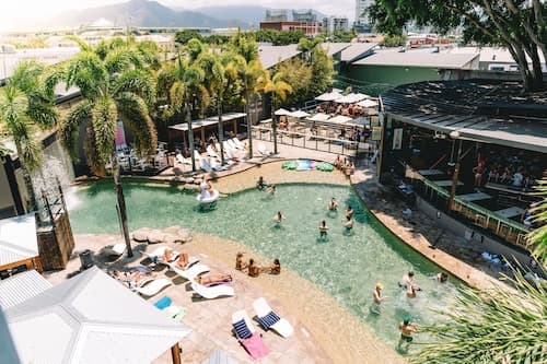 Gilligan's Backpackers Hotel & Resort