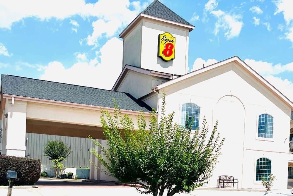 Super 8 by Wyndham Montgomery/ Lake Conroe