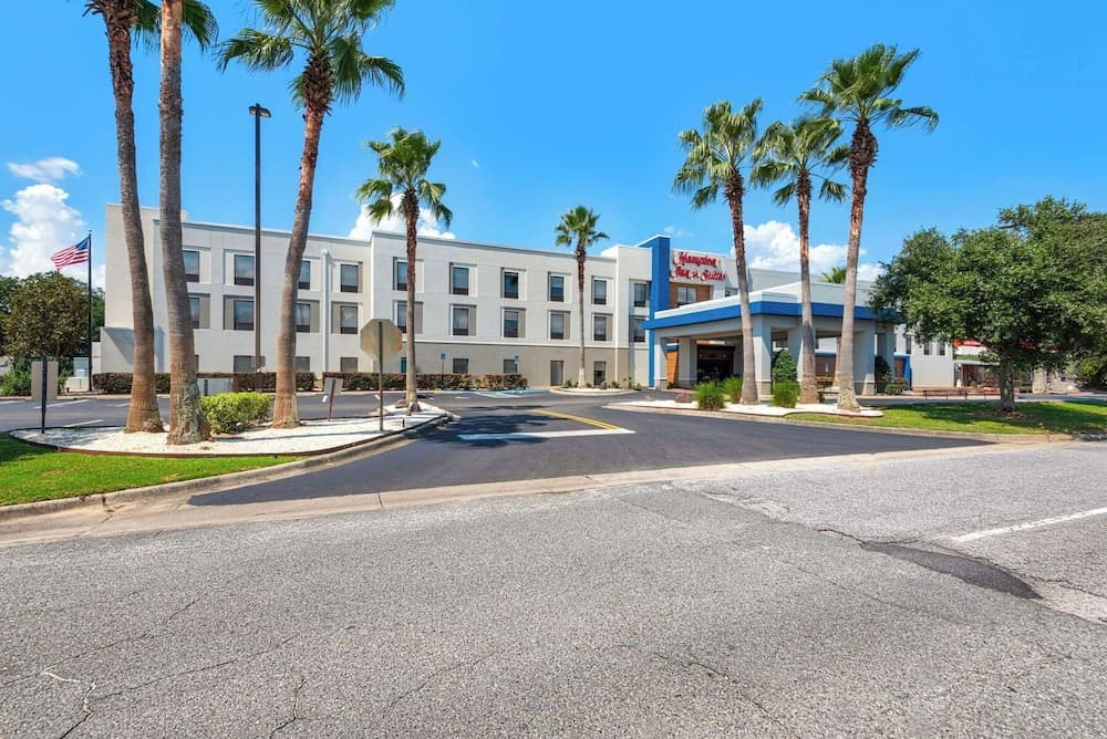 Hampton Inn & Suites Pensacola I-10 N at Univ. Town Plaza