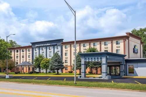 Days Inn and Suites by Wyndham Hammond, IN