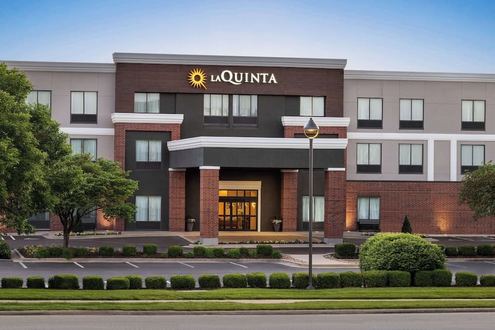 La Quinta Inn & Suites by Wyndham Springfield Airport Plaza
