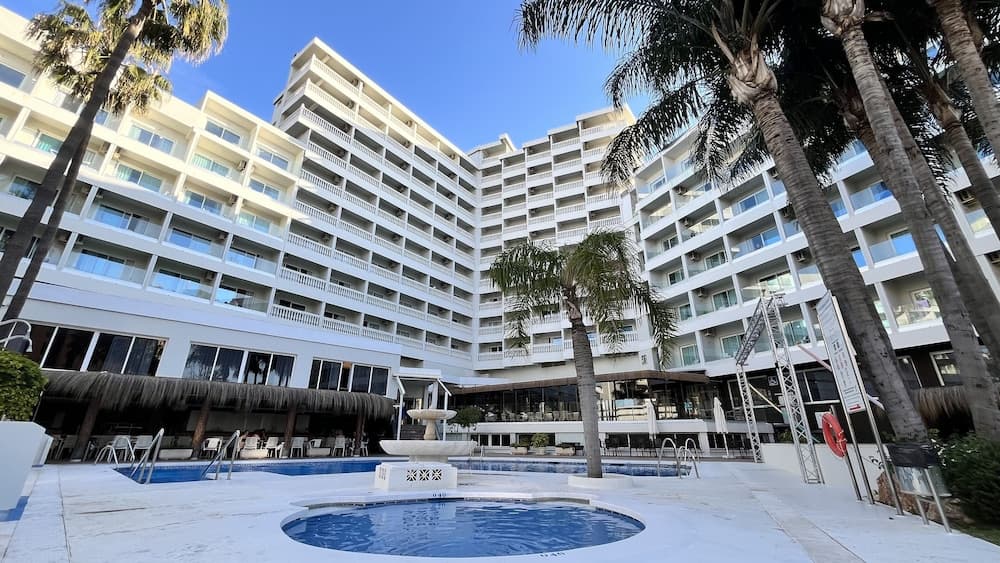 Hotel Parasol by Dorobe