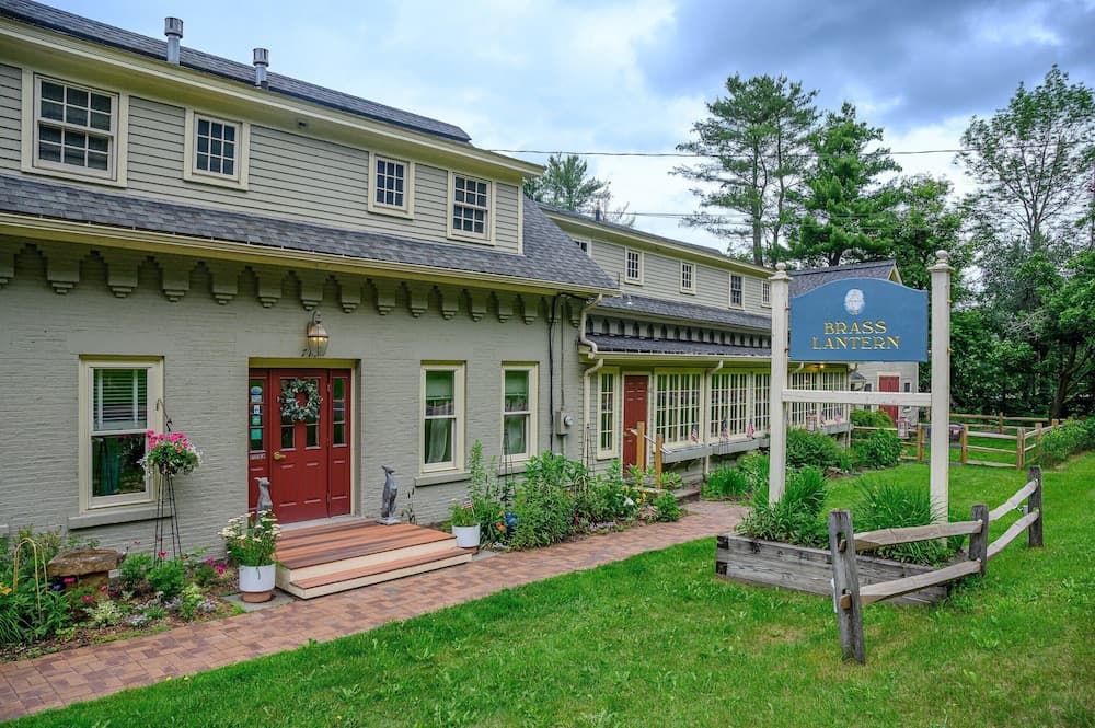 Brass Lantern Inn