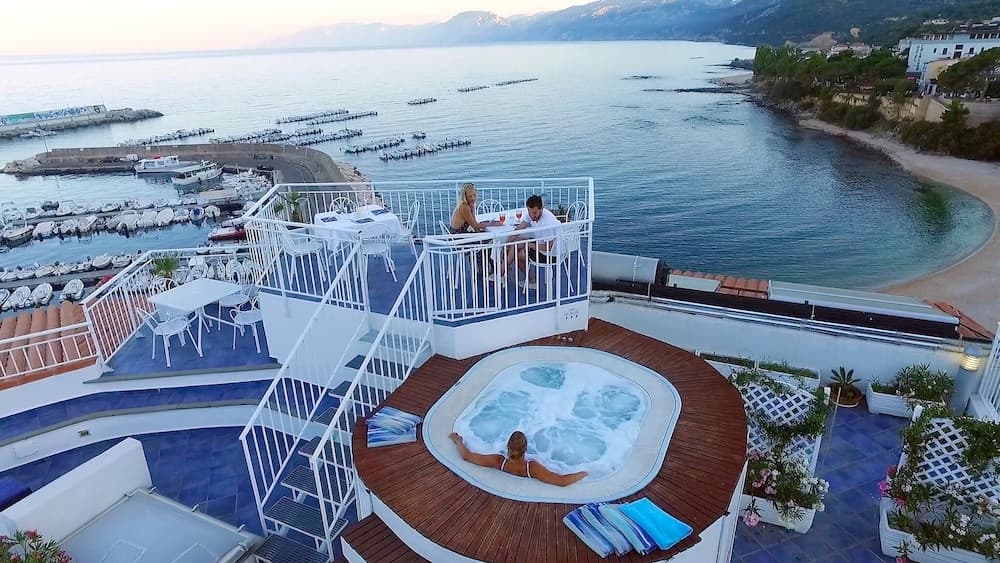 BUE MARINO HOTEL & COCKTAIL BAR