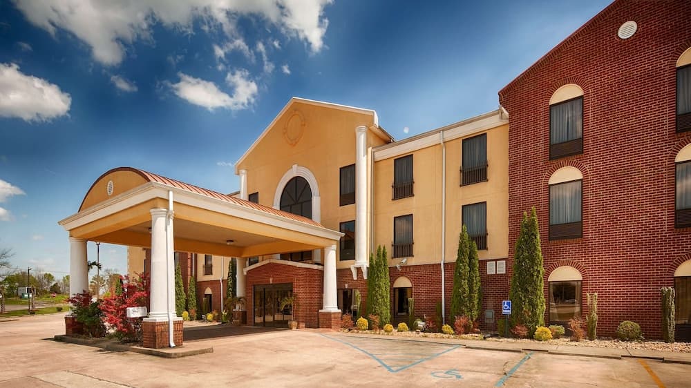 Best Western Plus Bass Hotel & Suites