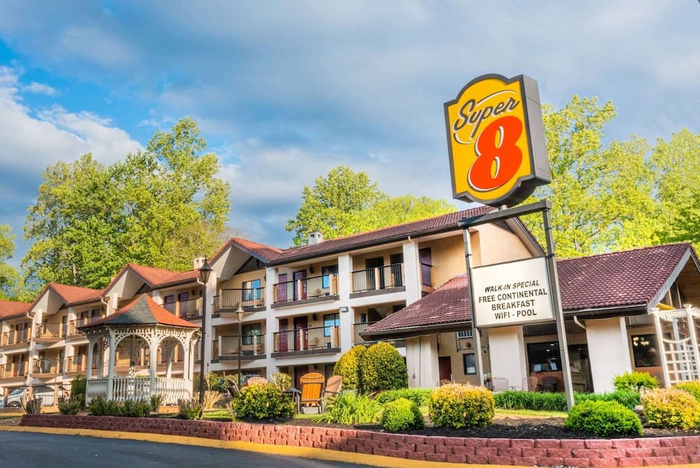 Super 8 by Wyndham Downtown Gatlinburg at Convention Center