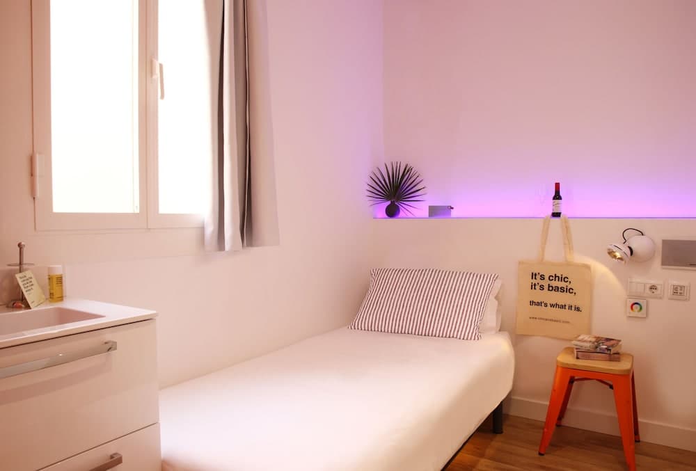 Chic & Basic Tallers Hostal