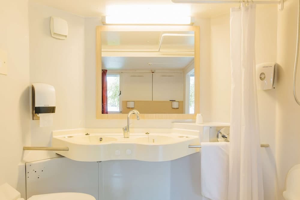 Engellilere uygun banyo