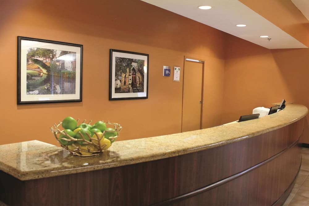 La Quinta Inn & Suites by Wyndham San Antonio Medical Ctr NW
