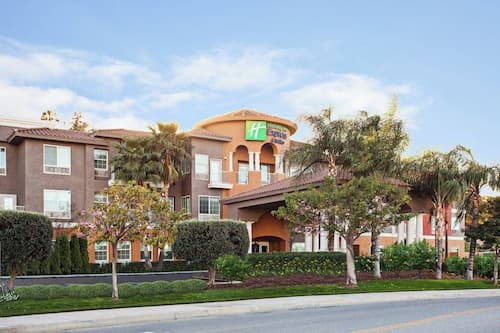 Holiday Inn Express & Suites Corona by IHG