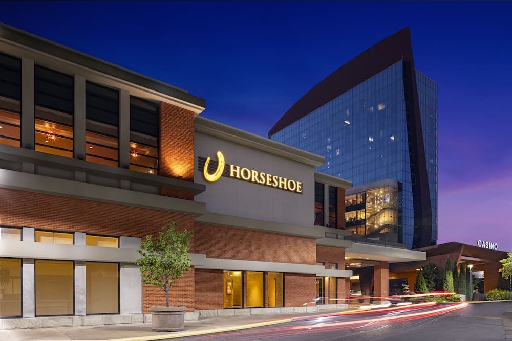 HoteLumiere at the Arch