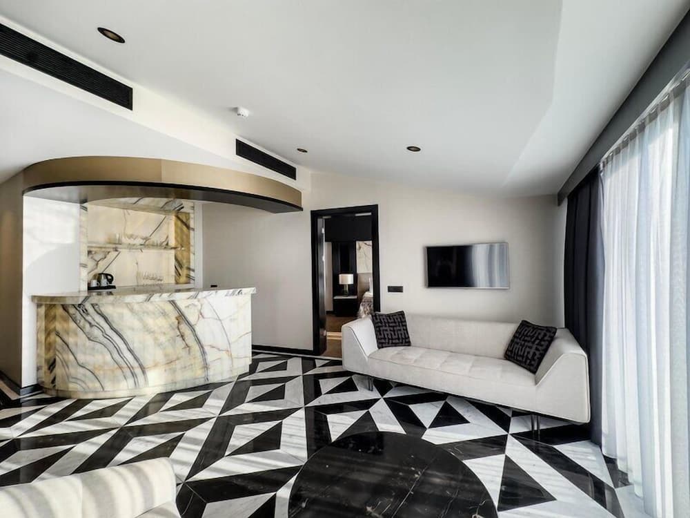 Charisma De Luxe Hotel