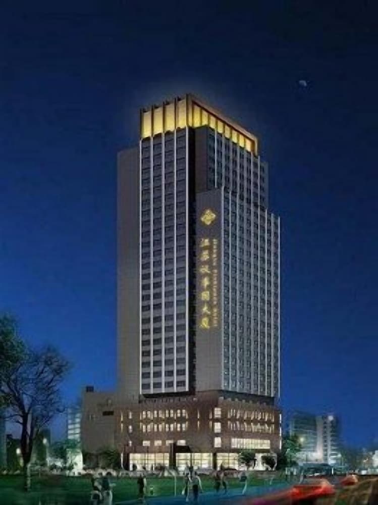 Konaklama yerinin ön cephesi - akşam/gece