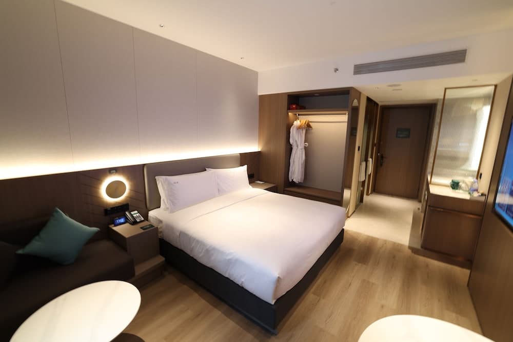 Holiday Inn Shanghai Jing'an by IHG