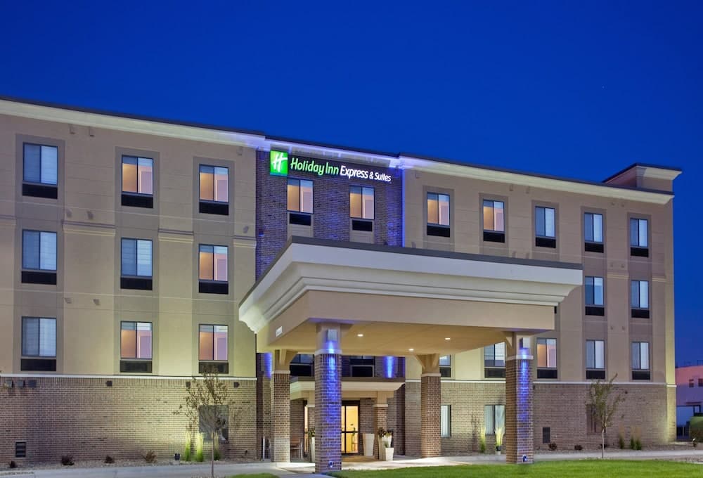Holiday Inn Express & Suites Airport - Lincoln by IHG