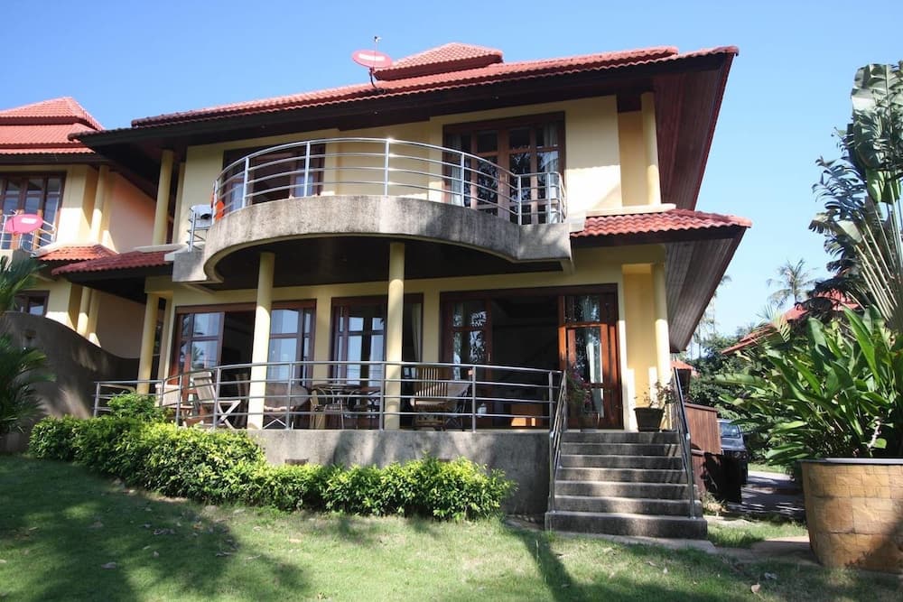 3 Bedroom Villa Beach Front Resort TG12