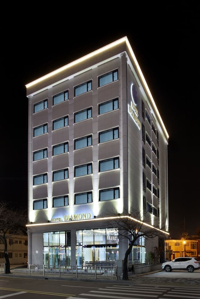 Konaklama yerinin ön cephesi - akşam/gece