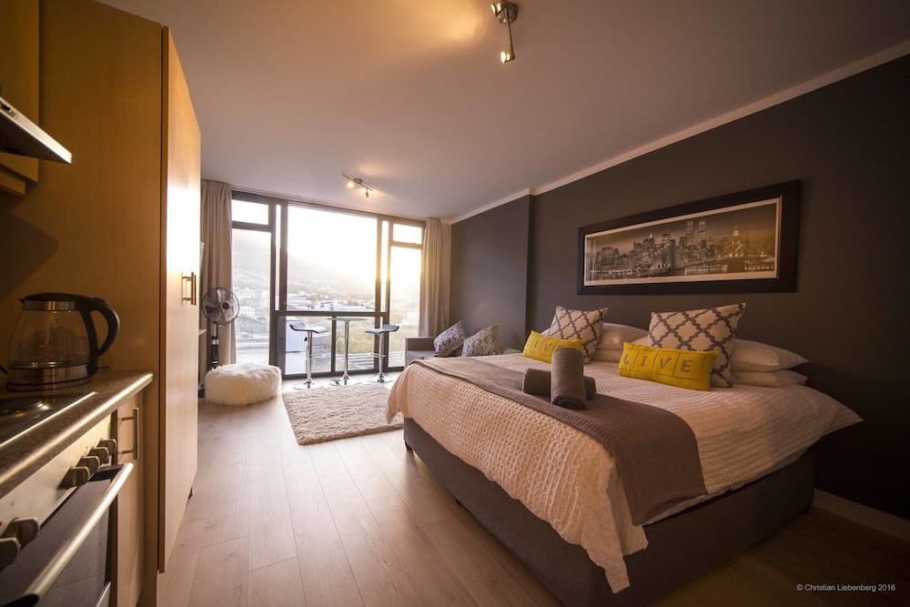 High-end city center studio with Views