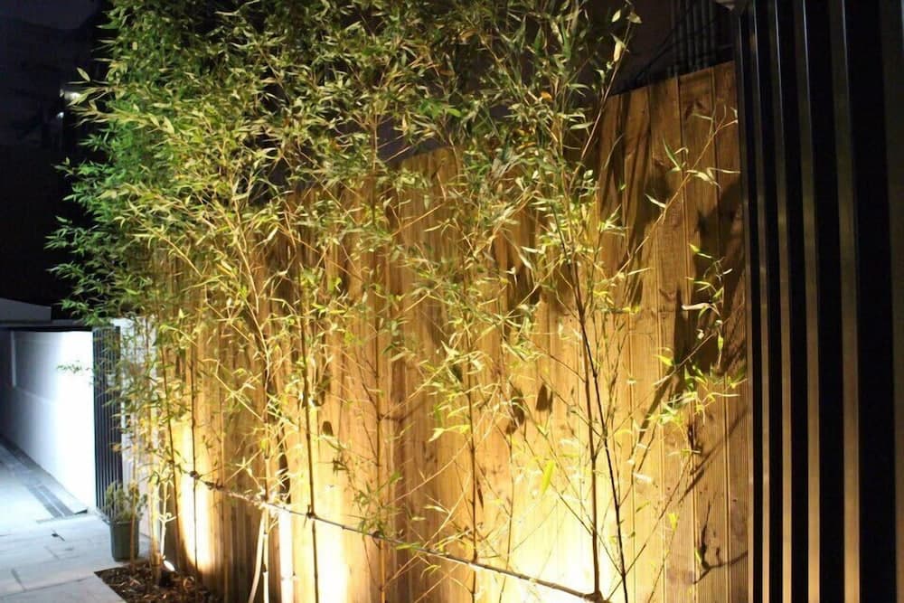 Konaklama yerinin ön cephesi - akşam/gece