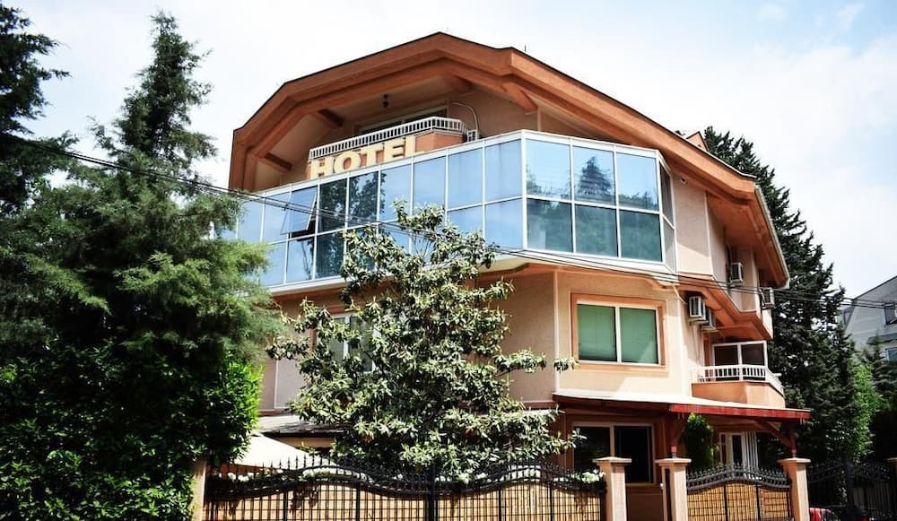 Hotel Aristocrat & Fish Restaurant