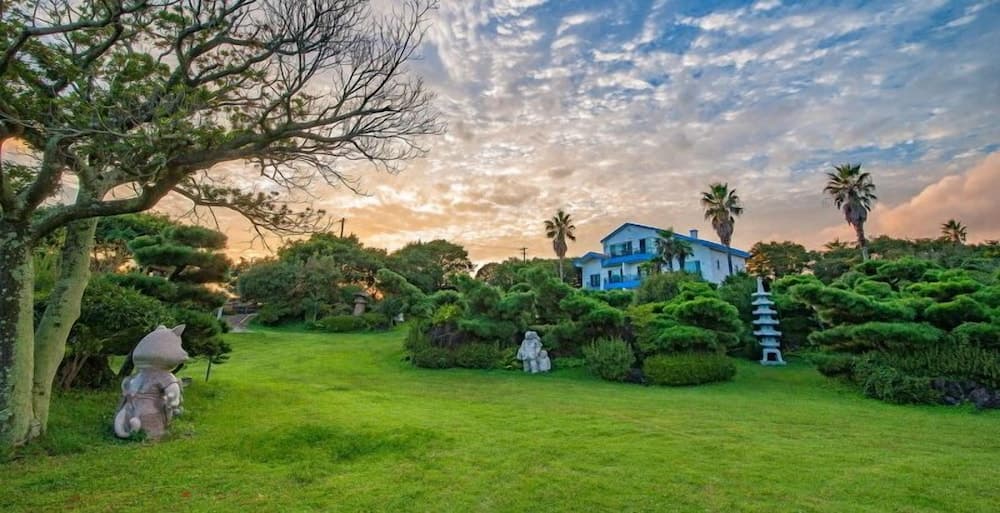 Beachside Whitehouse