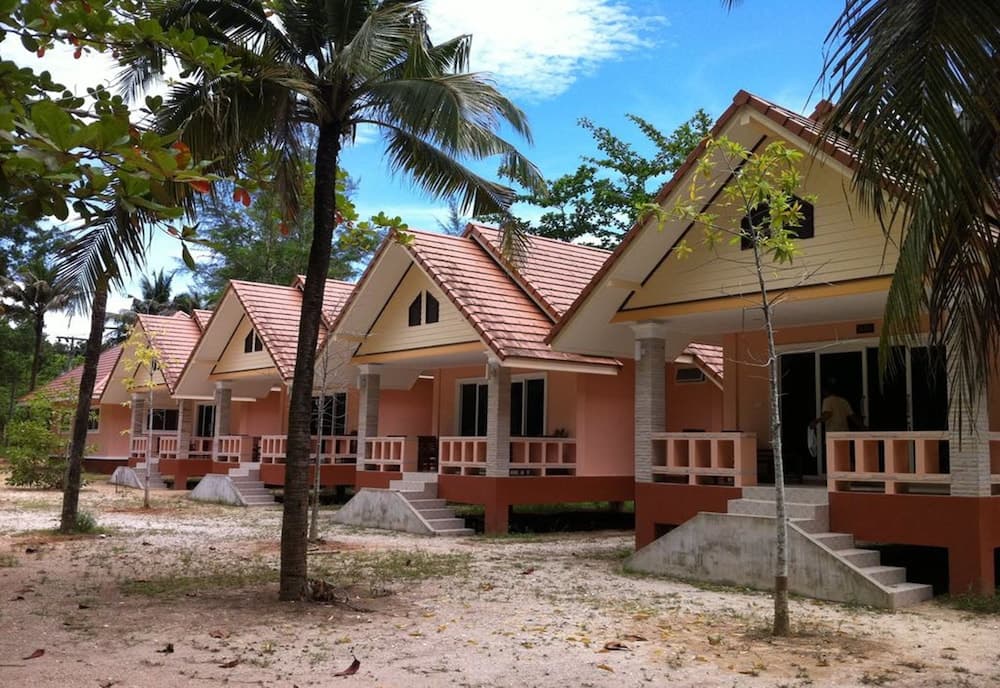 Ao Thong Beach Bungalows & Restaurant