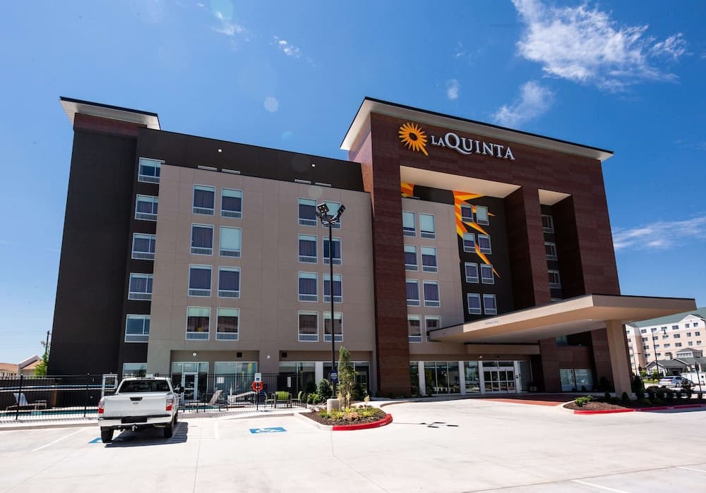 La Quinta Inn & Suites by Wyndham Oklahoma City Airport
