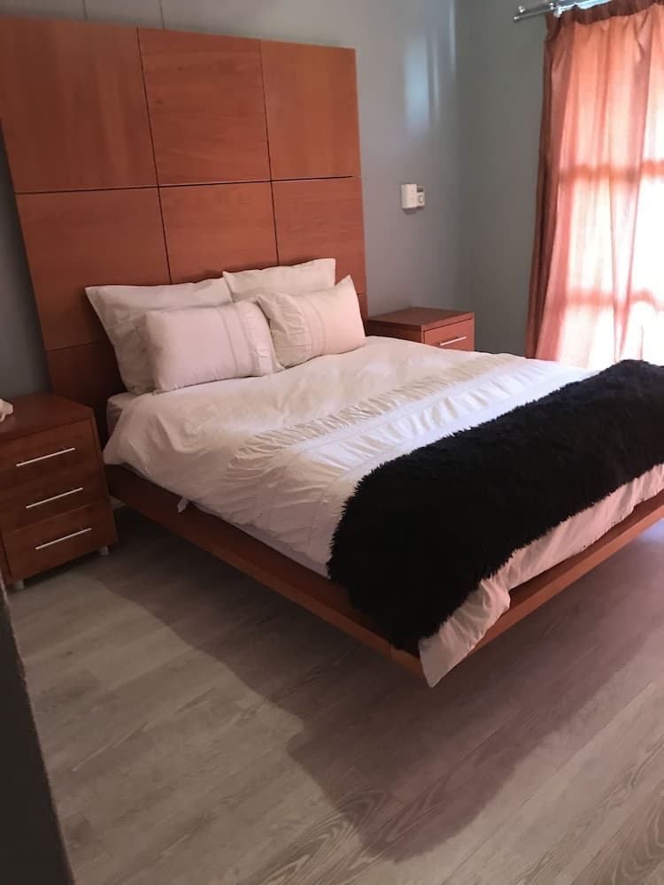 77 Grayston Apartment