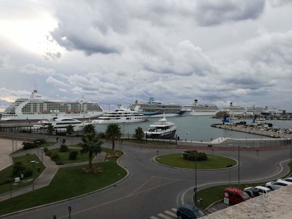 TOURIST APPARTMENT PORT VIEW. FREE TRANSPORT STRUCTURE TO CRUISE SHIP