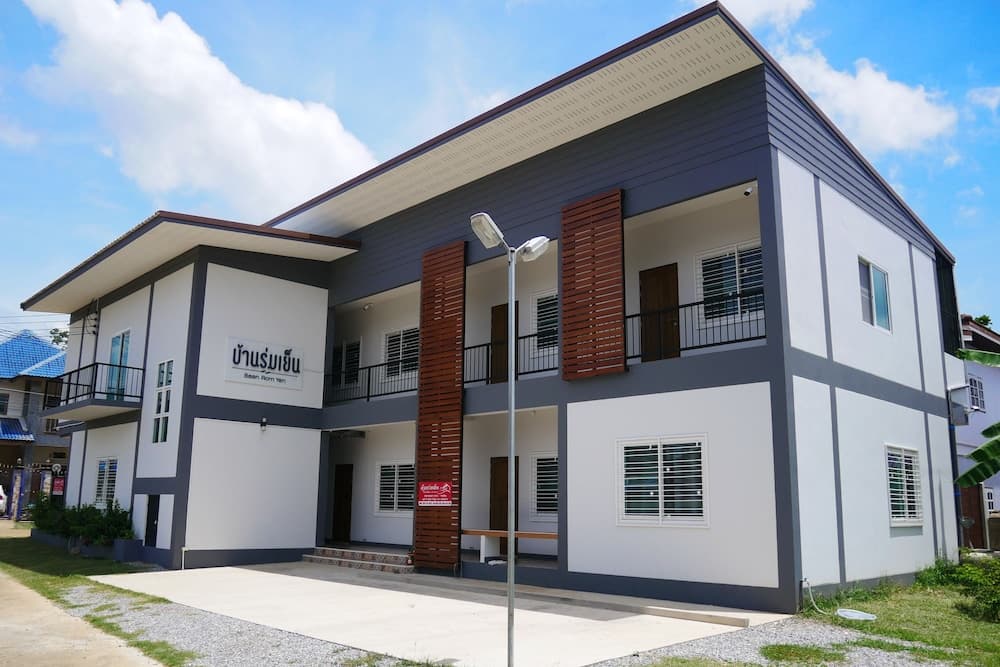 Bann Romyen Klang Dong